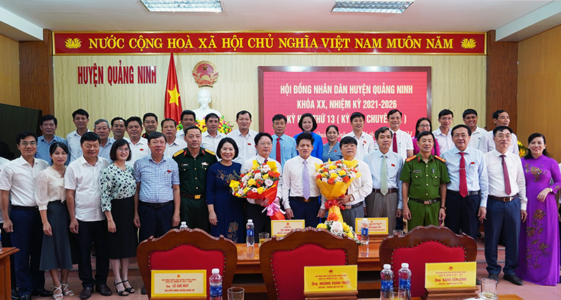 HĐND huyện Quảng Ninh tặng hoa chúc mừng đồng chí Phạm Trung Đông và Nguyễn Ngọc Thụ. 