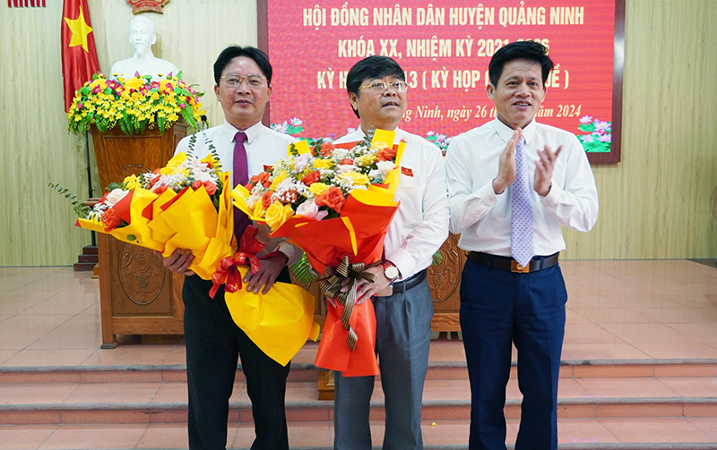 Đồng chí Chủ nhiệm Ủy ban Kiểm tra Tỉnh ủy Lê Văn Bảo tặng hoa chúc mừng đồng chí Phạm Trung Đông và Nguyễn Ngọc Thụ.