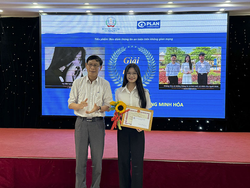 Ban tổ chức trao giải nhất nội dung dự án truyền thông cho Trường THPT Minh Hóa 