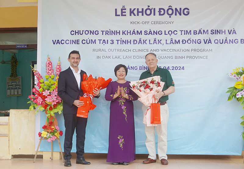 Đại diện Hội Bảo trợ Bệnh nhân nghèo tỉnh Quảng Bình tặng hoa, cảm ơn đại diện Tổ chức VinaCapital Foundation và Sanofi Việt Nam.