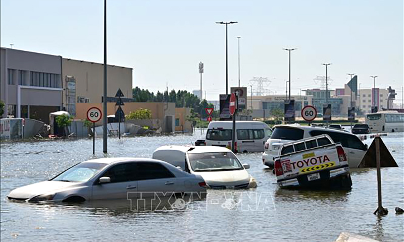 Ngập lụt sau mưa lớn tại Dubai, UAE ngày 19/4/2024. Ảnh: AFP/TTXVN