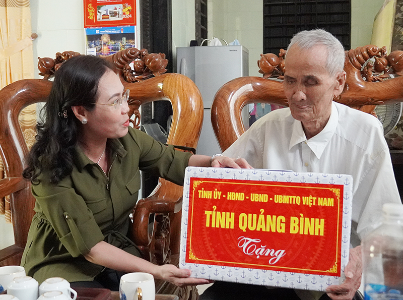 Đồng chí Phạm Thị Hân tặng quà cho ông Hồ Như Nghĩa. 