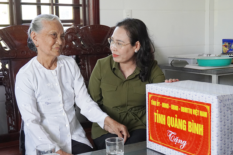 Đồng chí Chủ tịch Ủy ban MTTQVN tỉnh ân cần hỏi thăm sức khỏe, đời sống cựu thanh niên xung phong Nguyễn Thị Cảnh.