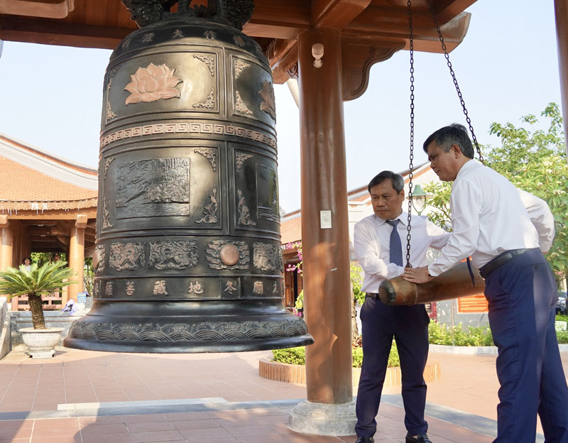 Đồng chí Bí thư Tỉnh ủy Vũ Đại Thắng và đồng chí Chủ tịch UBND tỉnh Trần Thắng thực hiện nghi thức tỉnh chuông tại Đền thờ Bác Hồ và các anh hùng, liệt sỹ. 