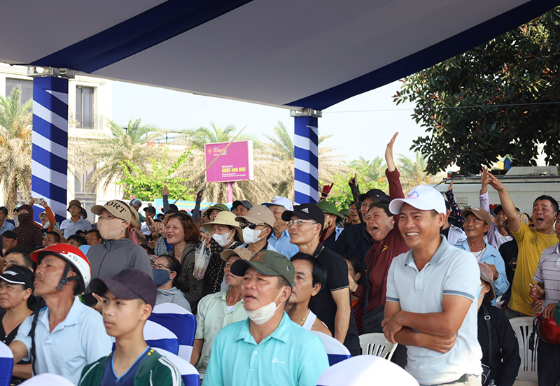 Ngày thi đấu thứ 2 của giải đấu đã thu hút rất đông người dân và du khách cổ vũ.