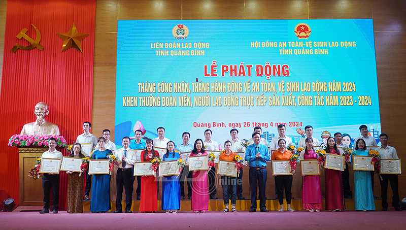 Đồng chí Phó Chủ tịch UBND tỉnh Phan Phong Phú và đồng chí Chủ tịch LĐLĐ tỉnh Phạm Tiến Nam trao Bằng khen của UBND tỉnh cho các cá nhân