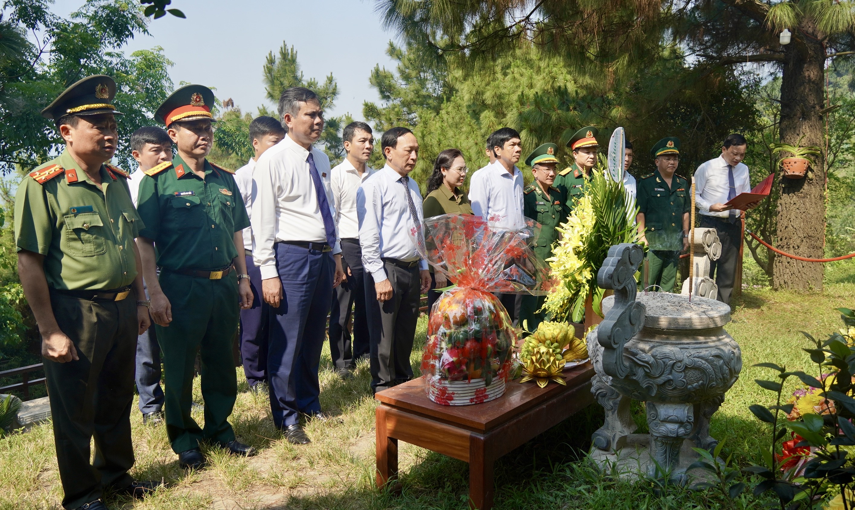 Lãnh đạo tỉnh dâng hương, dâng hoa tại khu mộ Đại tướng Võ Nguyên Giáp.
