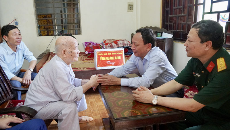 Đồng chí Phó Bí thư Thường trực Tỉnh ủy Trần Hải Châu thăm hỏi, động viên CCB Đỗ Như Quán. 