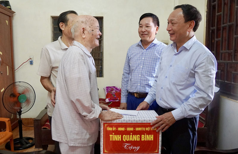 Đồng chí Phó Bí thư Thường trực Tỉnh ủy Trần Hải Châu tặng quà cho CCB Đỗ Như Quán và gia đình.