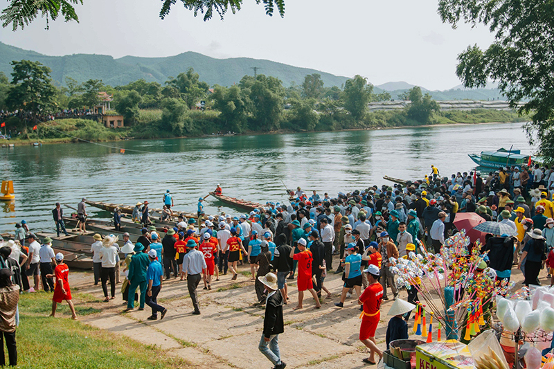 Lễ hội đua thuyền trên sông Son thu hút sự tham gia của đông đảo người dân và du khách.