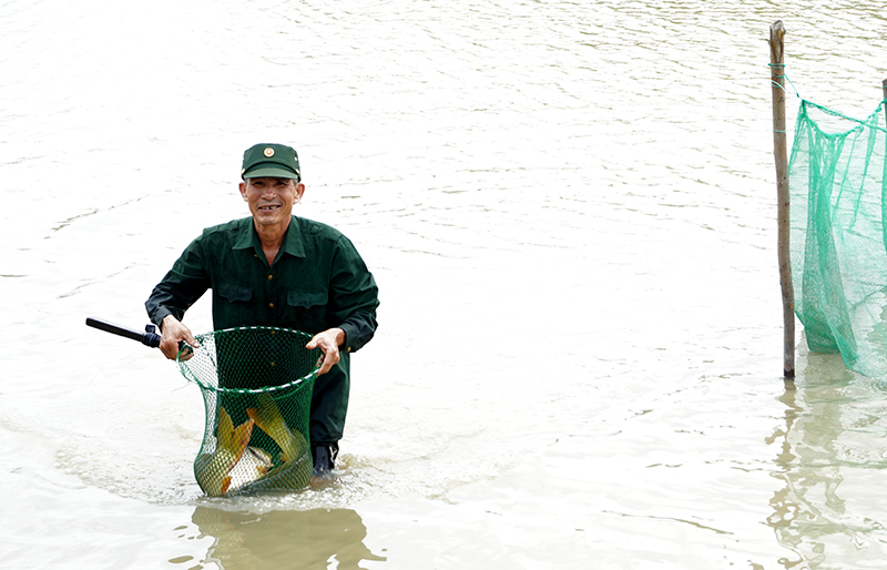 Nụ cười CCB Đặng Văn Luân khi thu hoạch cá.