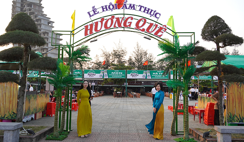 Không gian ẩm thực “Hương quê” tại Quảng trường biển Bảo Ninh.