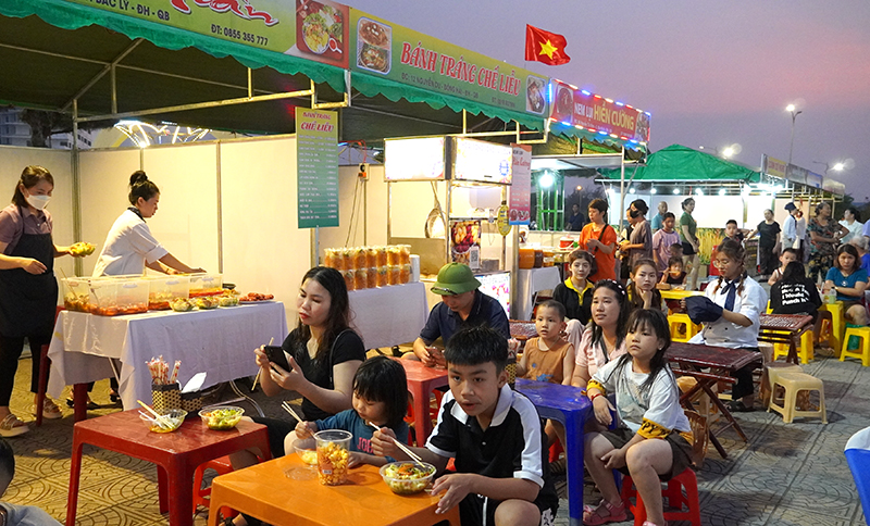 Người dân và du khách tham gia lễ hội ẩm thực “Hương quê”.
