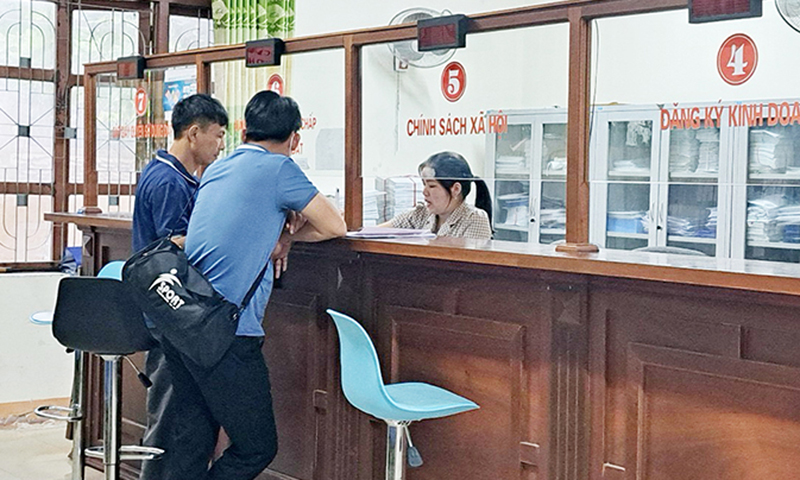 Người dân giải quyết thủ tục hành chính tại Trung tâm một cửa liên thông huyện Tuyên Hóa.