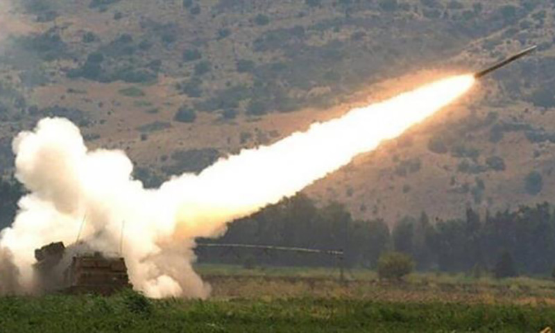  Lực lượng Hezbollah tại Liban phóng tên lửa về phía các tiền đồn của Israel ở Cao nguyên Golan ngày 7/4/2024. Ảnh: IRNA/TTXVN