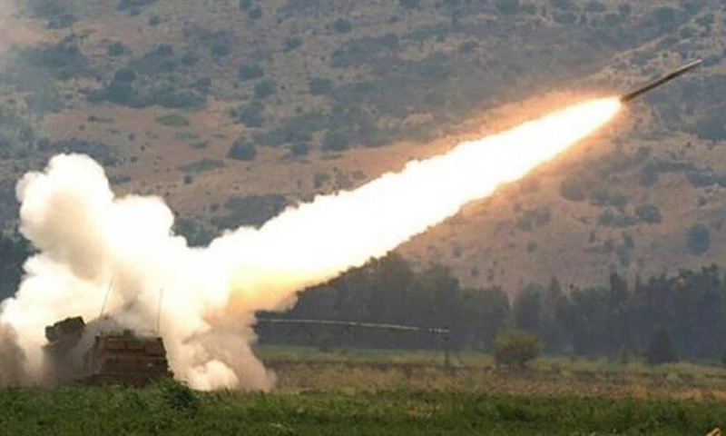  Lực lượng Hezbollah tại Liban phóng tên lửa về phía các tiền đồn của Israel ở Cao nguyên Golan ngày 7/4/2024. Ảnh: IRNA/TTXVN