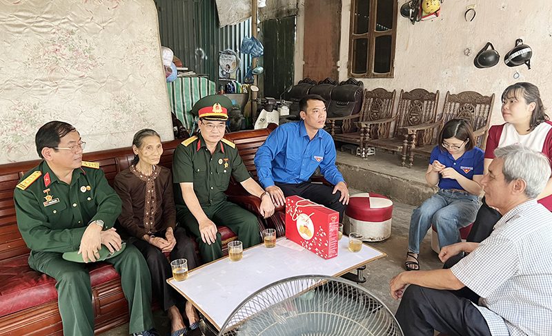 Lãnh đạo Đoàn Khối và Hội Cựu chiến binh Khối CCQ tỉnh thăm, tặng quà cho các gia đình chính sách tại tỉnh Điện Biên.