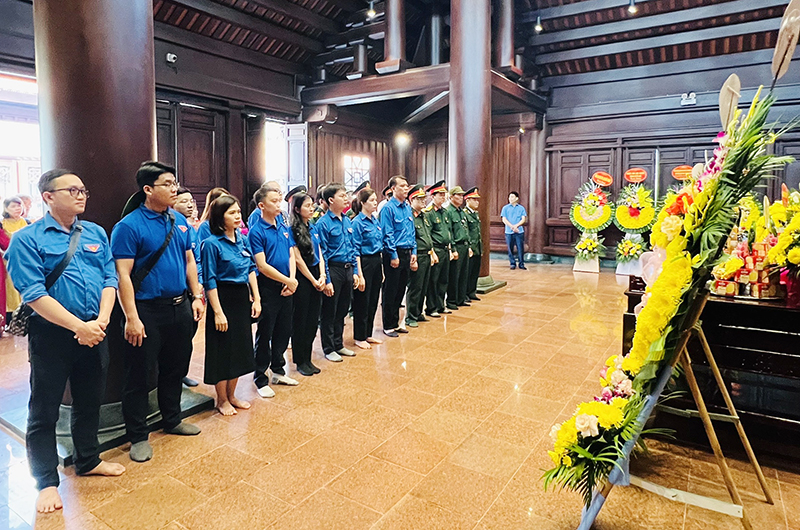 Đoàn dâng hoa, dâng hương tại Đền thờ liệt sỹ Điện Biên Phủ.