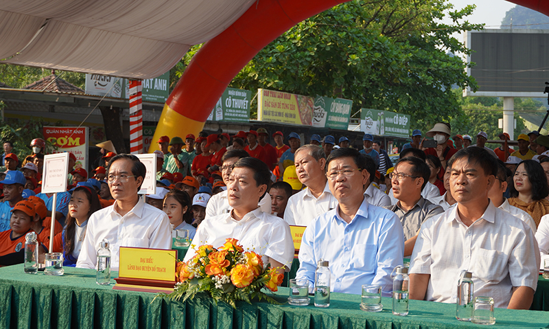 Các đại biểu tham dự lễ khai mạc.