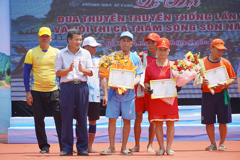 Ban Tổ chức trao giải ba cho đội đua nam, nữ.