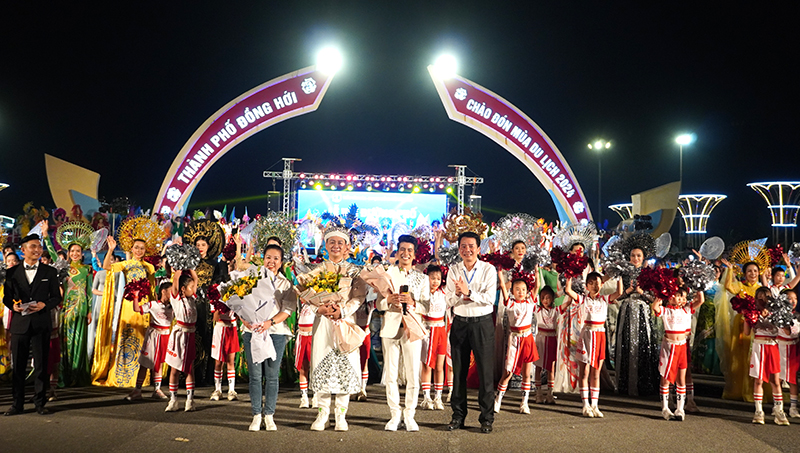 Chủ tịch UBND TP. Đồng Hới Hoàng Ngọc Đan tặng hoa chúc mừng các đơn vị phối hợp tổ chức thành công lễ hội đường phố.