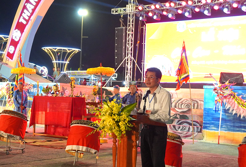 Chủ tịch UBND TP. Đồng Hới Hoàng Ngọc Đan khai mạc lễ hội chèo cạn-múa bông.