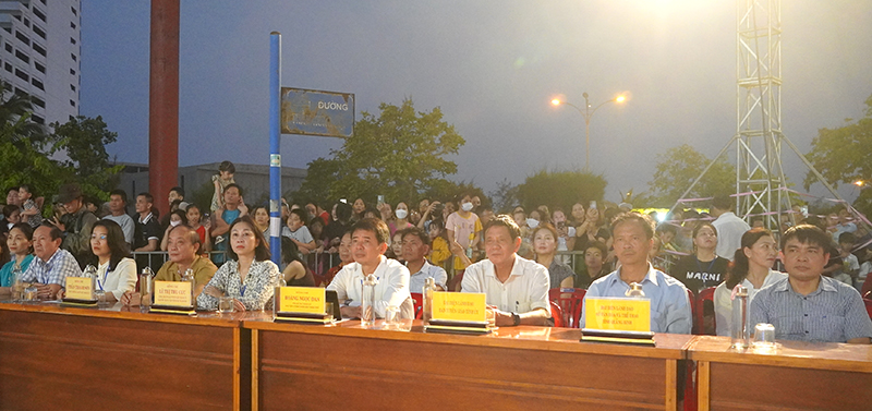 Các đại biểu và đông đảo người dân tham dự lễ hội đường phố.