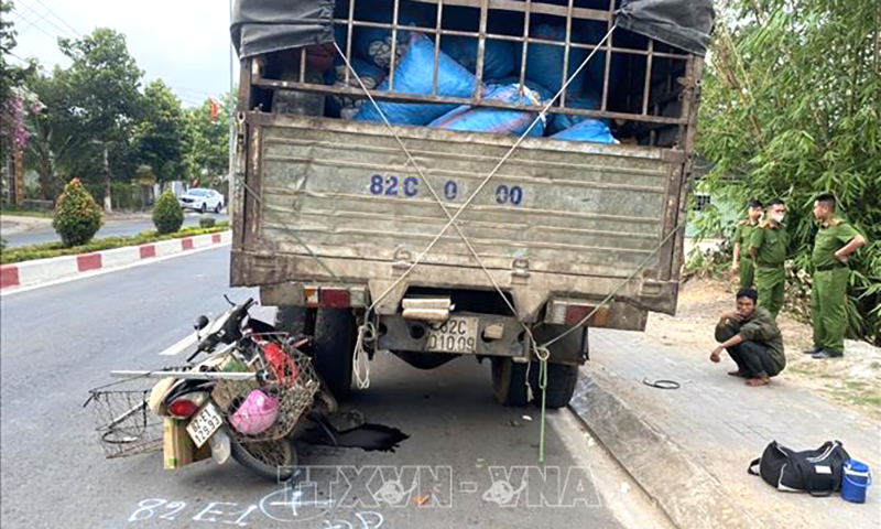 Hiện trường vụ tai nạn khiến bà Y.J tử vong tại xã Đăk Mar (huyện Đăk Hà, tỉnh Kon Tum). Ảnh: TTXVN phát