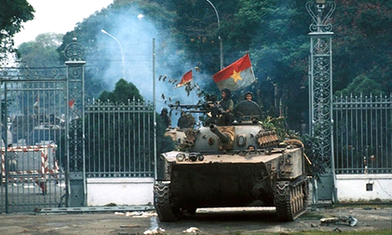 Xe tăng Quân Giải phóng tiến vào Dinh Độc Lập ngày 30/4/1975. Ảnh: Điện ảnh Quân đội nhân dân.