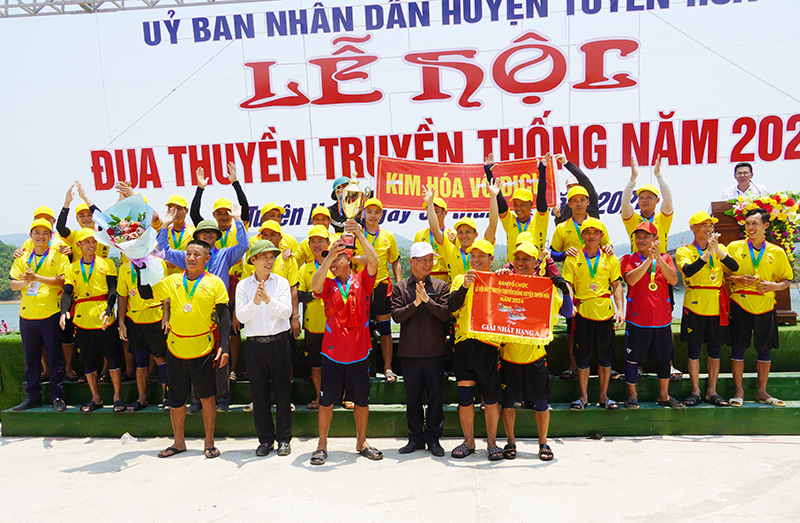 Lãnh đạo huyện Tuyên Hóa trao giải nhất hạng A cho đội đua thuyền xã Kim Hóa.