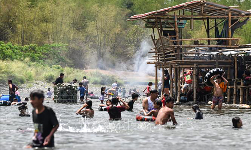  Người dân tắm sông tránh nóng tại Bulacan, Philippines, ngày 6/4/2024. Ảnh: AFP/TTXVN