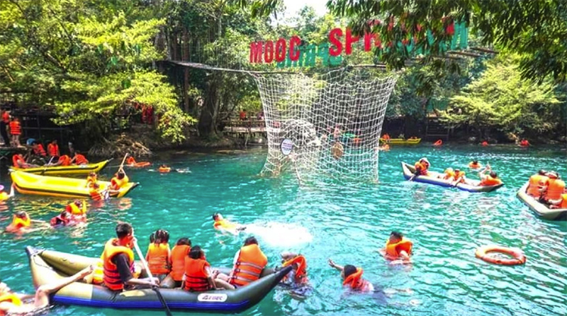 Suối Nước Moọc-nơi trải nghiệm và giải nhiệt tuyệt vời ở Quảng Bình.