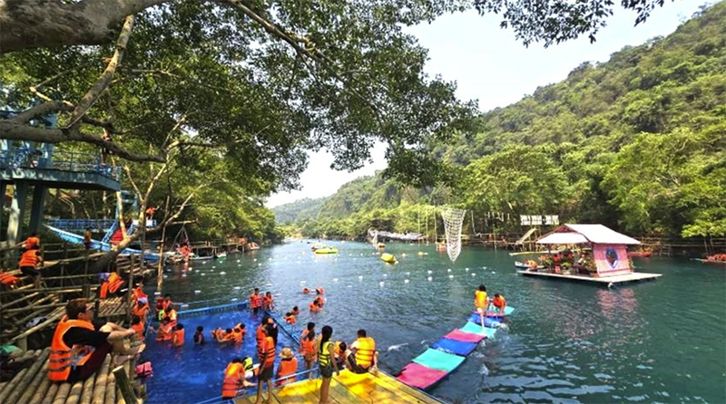 Khách du lịch bơi trên sông Chày giữa trưa nắng lên tới 43 độ ở Quảng Bình.