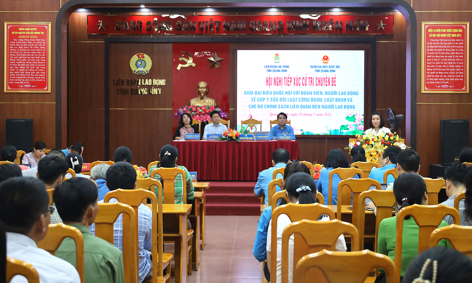 Đại biểu Quốc hội tiếp xúc với đoàn viên, người lao động