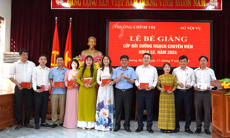 Bế giảng lớp bồi dưỡng ngạch chuyên viên và tương đương khóa 52