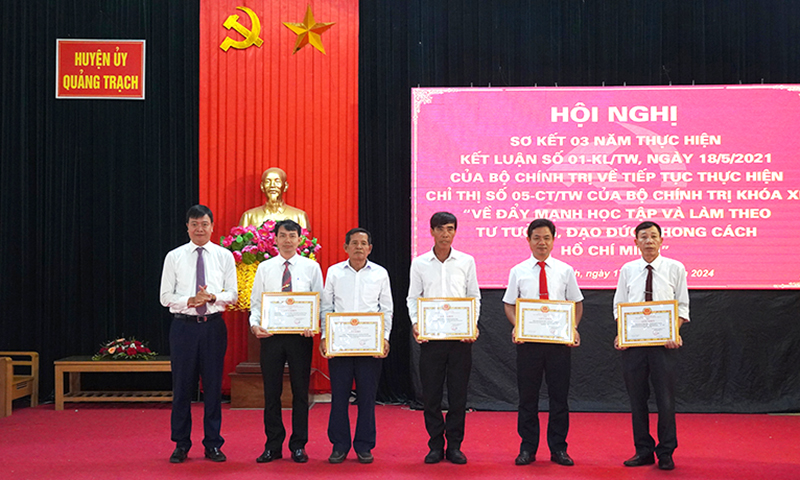 Quảng Trạch: Vinh danh các điển hình trong thực hiện việc học tập và làm theo Bác