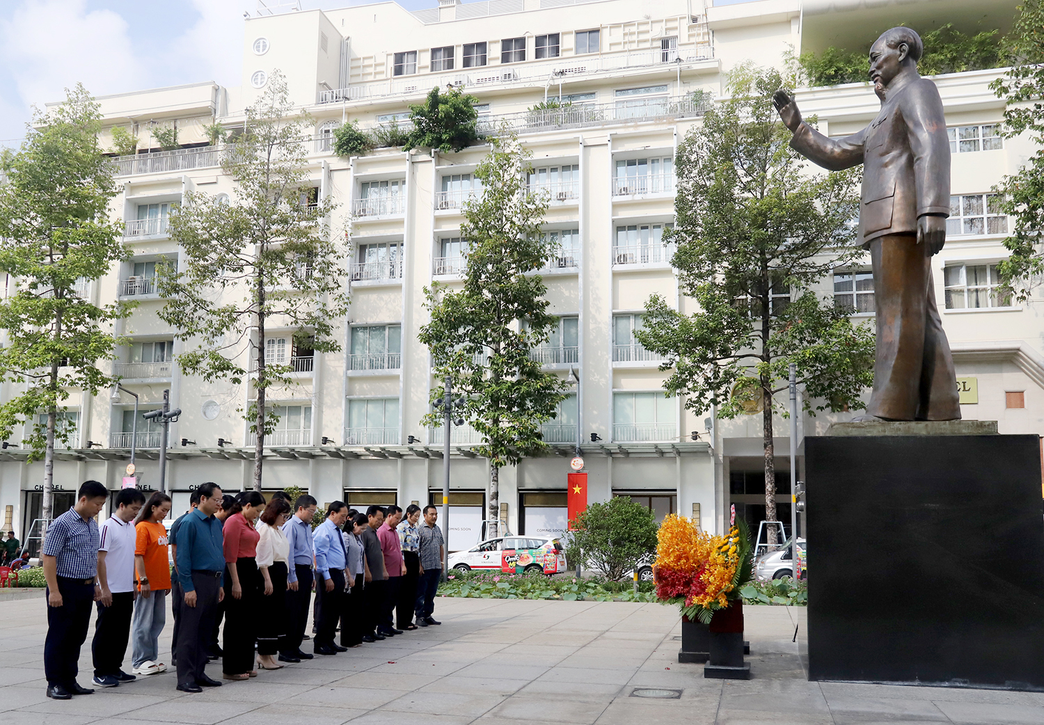 Đoàn công tác tỉnh Quảng Bình dâng hoa tại tượng đài Chủ tịch Hồ Chí Minh