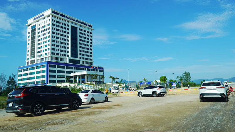 Vì sao tuyến đường phía trước Bệnh viện đa khoa TTH Quảng Bình bị chặn(?!)