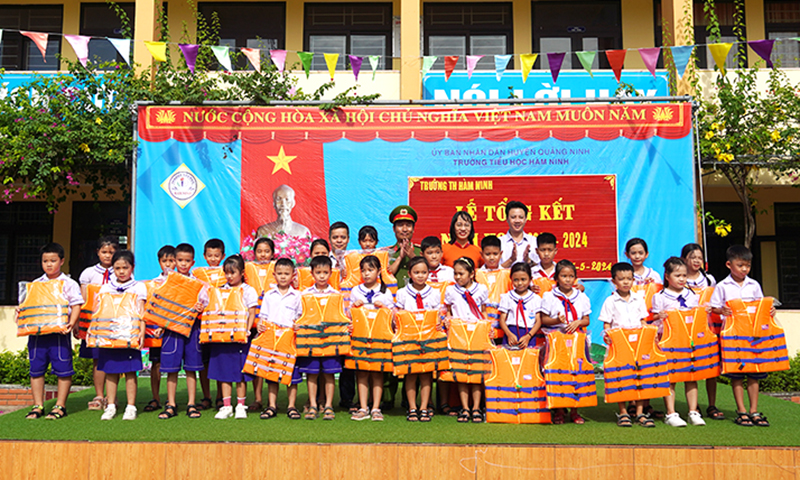 Trao tặng áo phao cho học sinh tiểu học