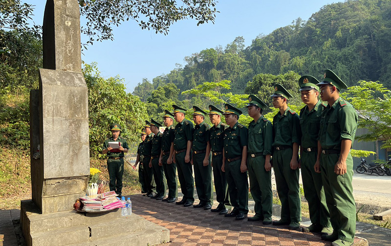 Cán bộ, chiến sĩ Đồn Biên phòng Làng Ho dâng hương tưởng niệm các Anh hùng liệt sĩ
