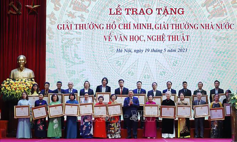 Bộ trưởng Bộ Văn hóa, Thể thao và Du lịch Nguyễn Văn Hùng trao tặng giải thưởng Nhà nước về Văn học nghệ thuật cho các tác giả, đại diện gia đình tác giả, ngày 19/5/2023. Ảnh minh họa: Lâm Khánh/TTXVN