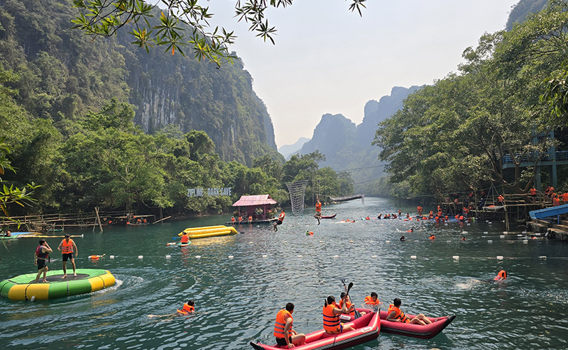 Du khách trải nghiệm zipline sông Chày-hang Tối. 