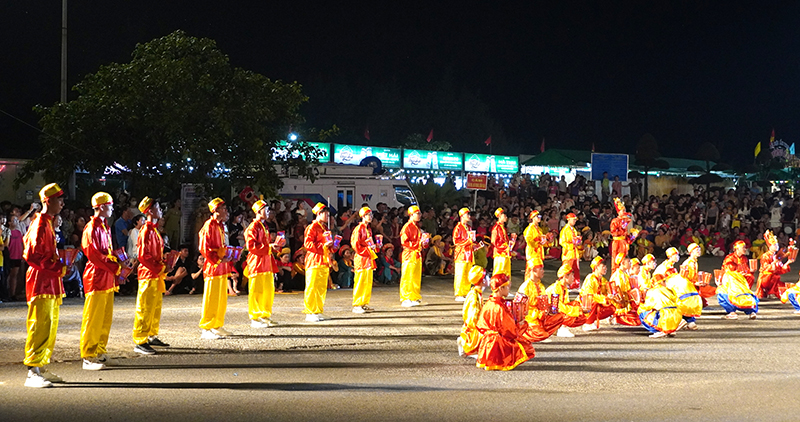 Quảng trường biển Bảo Ninh sôi nổi nhiều hoạt động trong những ngày nghỉ lễ.