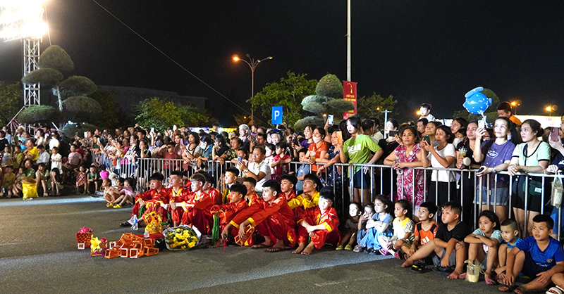 Đông đảo người dân và du khách đón xem lễ hội chèo cạn-múa bông.