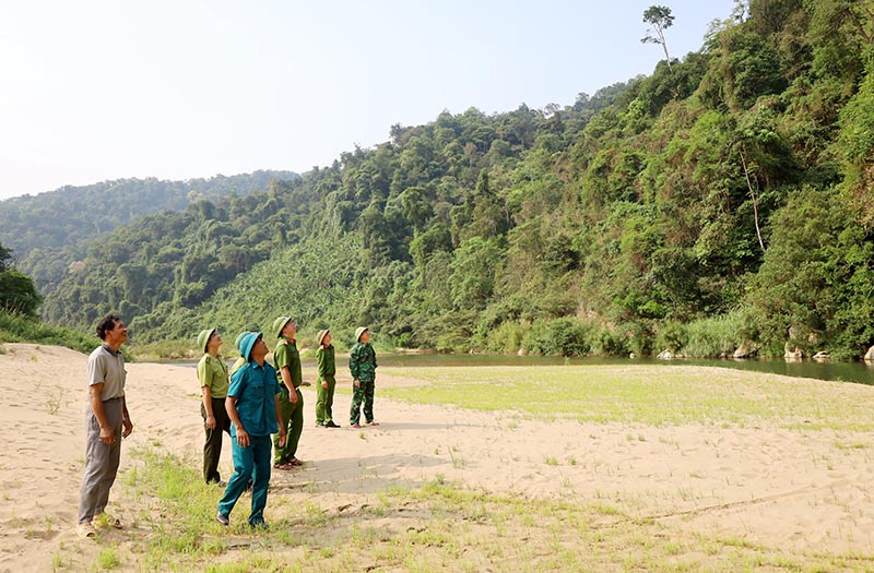 Lực lượng chức năng phối hợp kiểm tra môi trường sống của đàn voọc tại ngọn núi Lèn Chồng, bản Khe Cát.