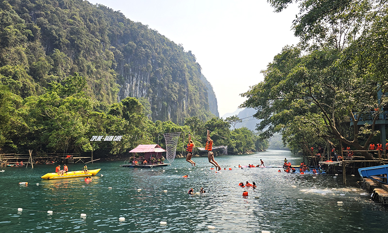 Khách du lịch tham gia trải nghiệm ở điểm du lịch sông Chày-hang Tối.