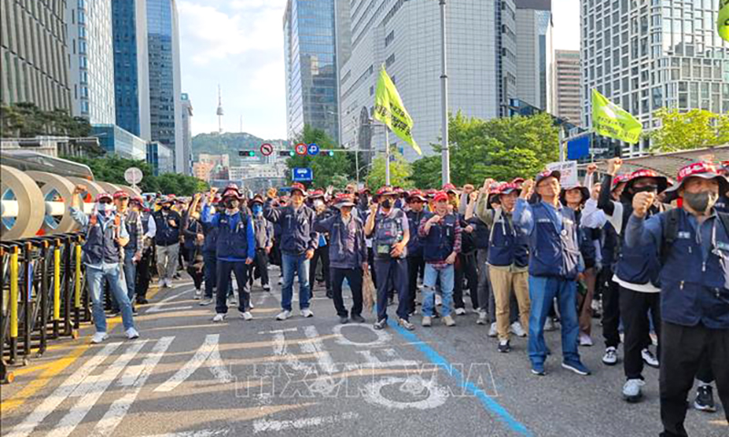Đoàn viên công đoàn lao động Hàn Quốc tuần hành trên đường phố Seoul. Ảnh: Đức Thắng/PV TTXVN tại Hàn Quốc