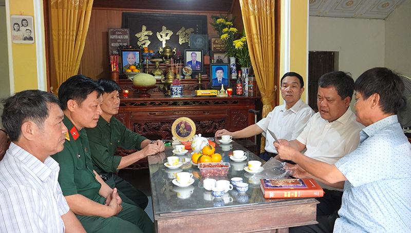 Đại diện gia đình CCB Nguyễn Ngọc Lâm (ở xã Lộc Ninh) chia sẻ kỷ niệm về Điện Biên với đồng chí Trần Phong và đoàn công tác.