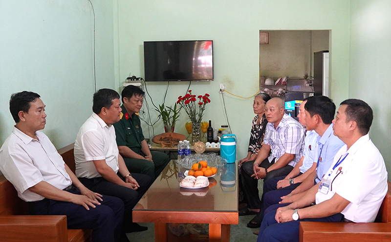 Đồng chí Bí thư Thành ủy Đồng Hới Trần Phong và đoàn công tác thăm hỏi gia đình CCB Nguyễn Văn Lựu (xã Quang Phú).