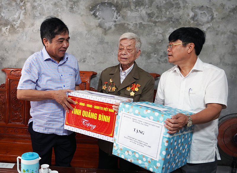 Đồng chí Phó Chủ tịch Thường trực UBND tỉnh Đoàn Ngọc Lâm tặng quà cựu chiến binh Đặng Văn Duy.